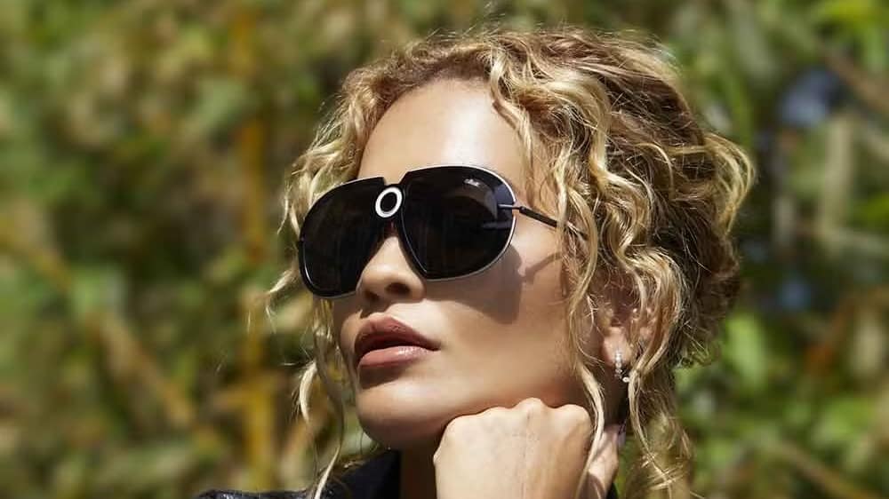Freier Texter für Accessoires, Rita Ora trägt eine Premiumbrille.